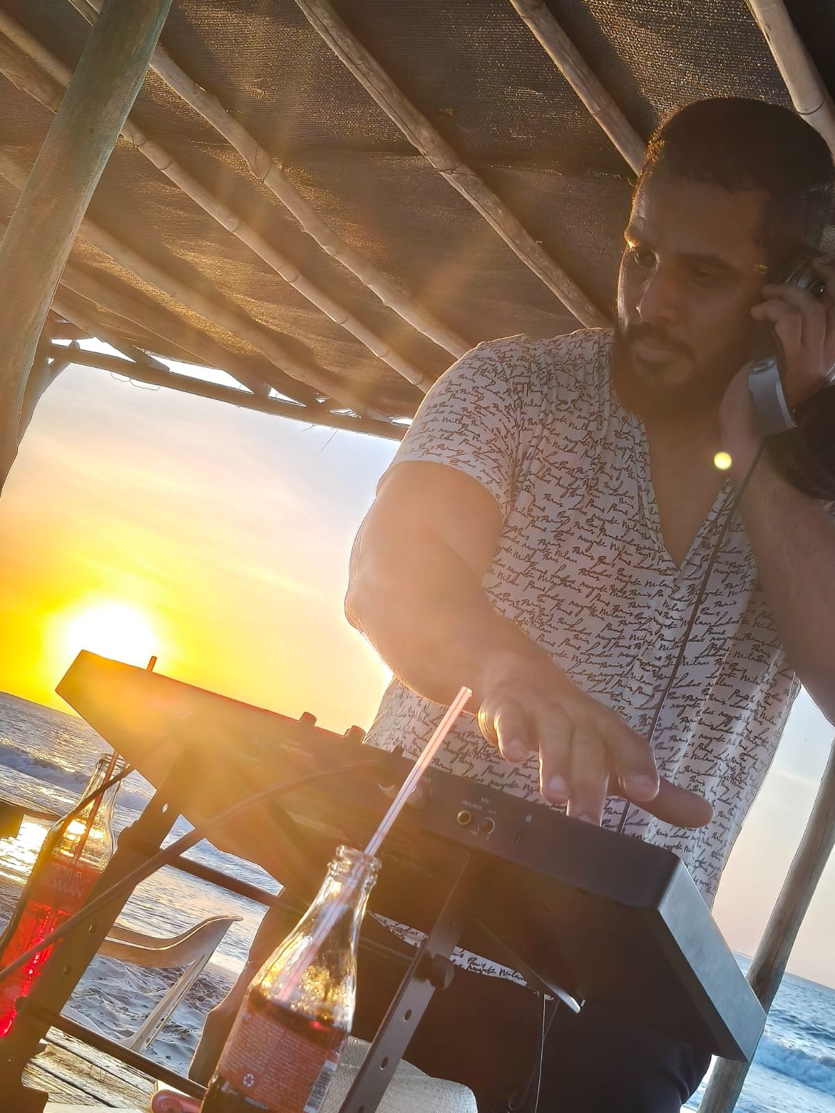 Diego Quest DJ mezclando al atardecer frente al mar