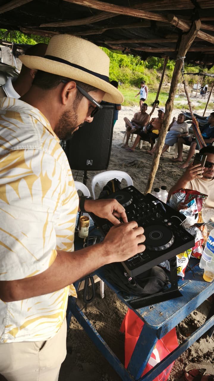 Diego Quest DJ tocando en la playa con p&uacute;blico