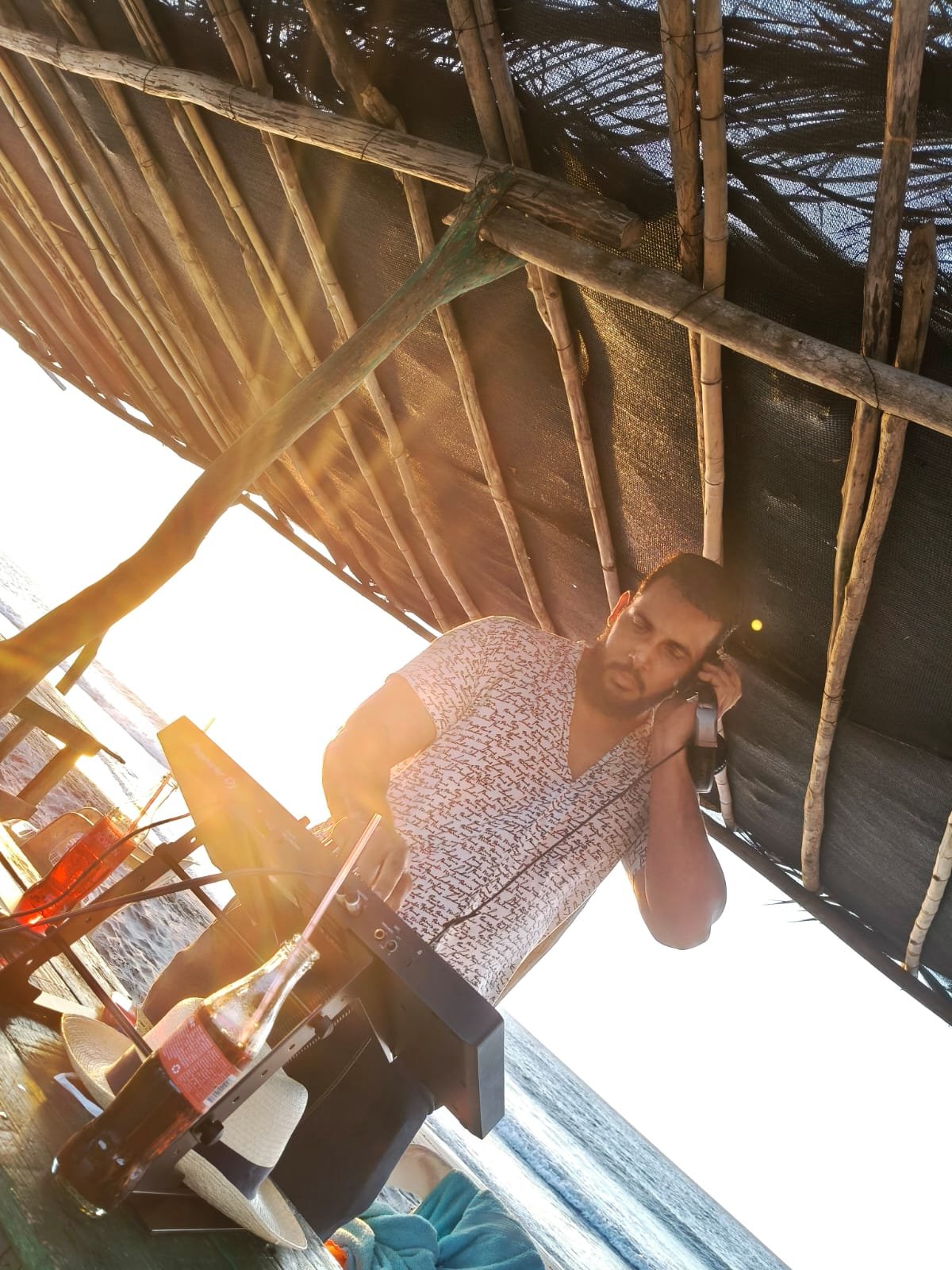 Diego Quest DJ en evento costero al atardecer