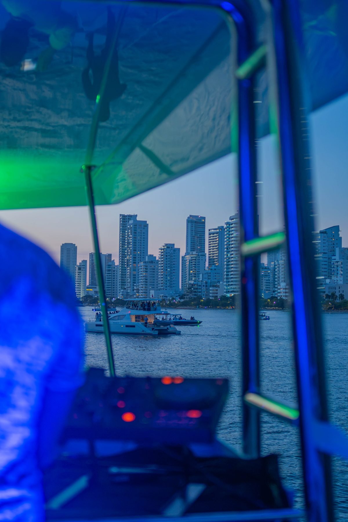 Controlador DJ frente al skyline de Bocagrande desde un yate