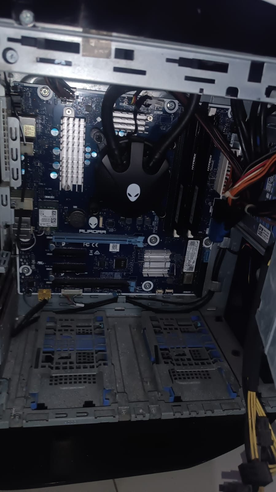 Interior del Alienware Aurora R10 con su board propietaria y refrigeración líquida