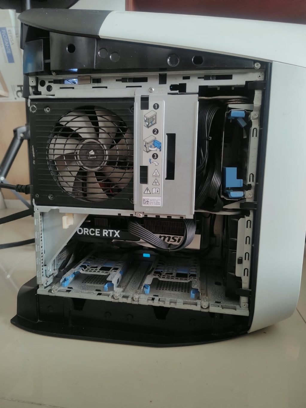Alienware Aurora R10 con la nueva fuente Corsair y la tarjeta RTX 5070 de MSI instaladas