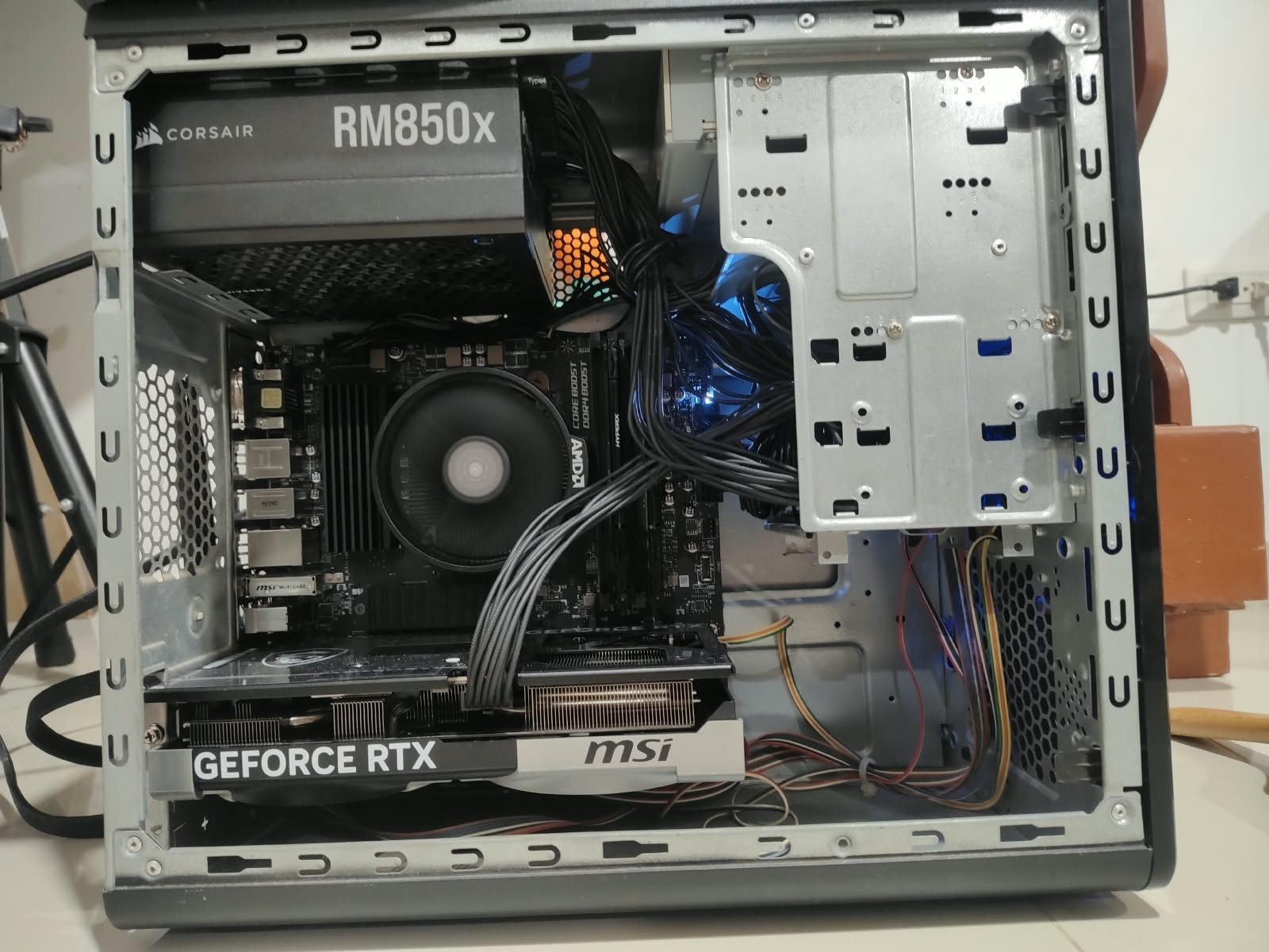 PC custom resultante con fuente Corsair RM850x, tarjeta RTX 5070 de MSI y disipador de stock de AMD