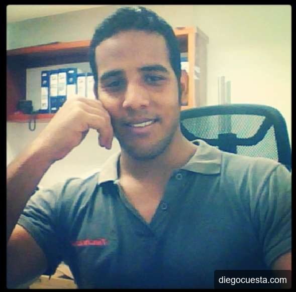 Diego Cuesta sonriendo en su escritorio en sus inicios en operaciones marinas y portuarias