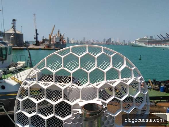 Vista del puerto de Cartagena desde el muelle, antena con cúpula hexagonal y barcos al fondo