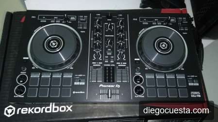 Controladora DJ Pioneer DDJ-RB sobre su empaque con logo Rekordbox