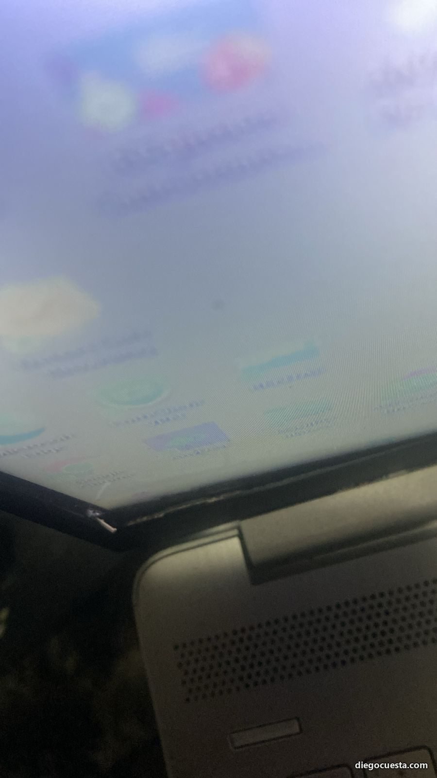Damaged top case and screen edge of the HP 15-dw1053la