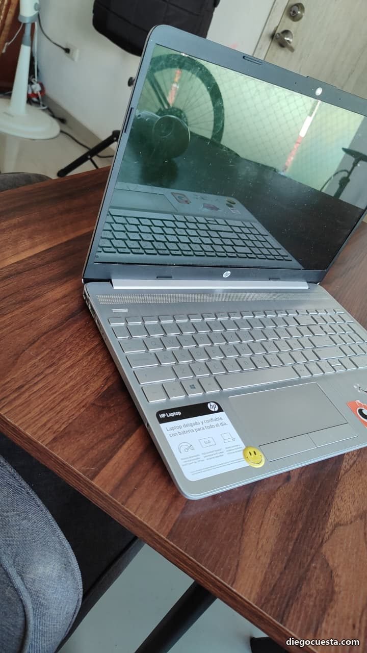HP 15-dw1053la reparado con bisagra firme y carcasa íntegra