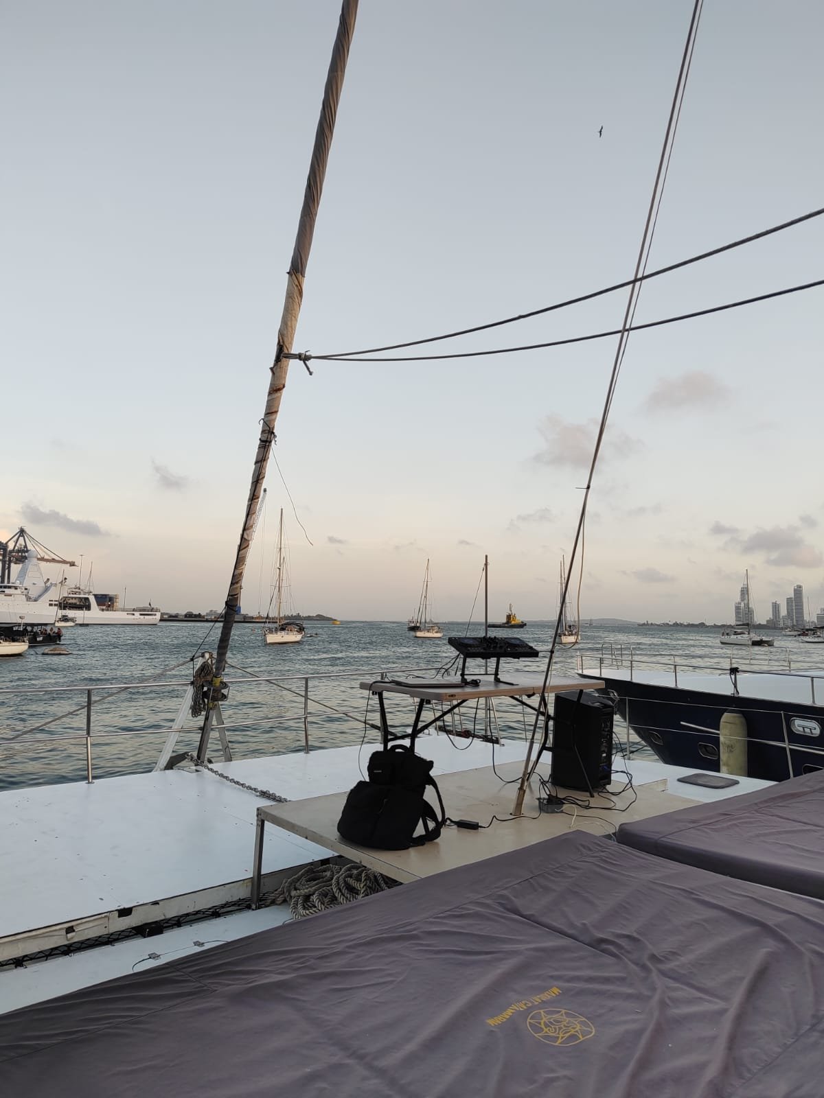 Setup DJ a bordo del catamar&aacute;n Maxicat